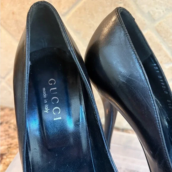 Elegant Gucci Black Peep-Toe Heels - Picture 2 of 3